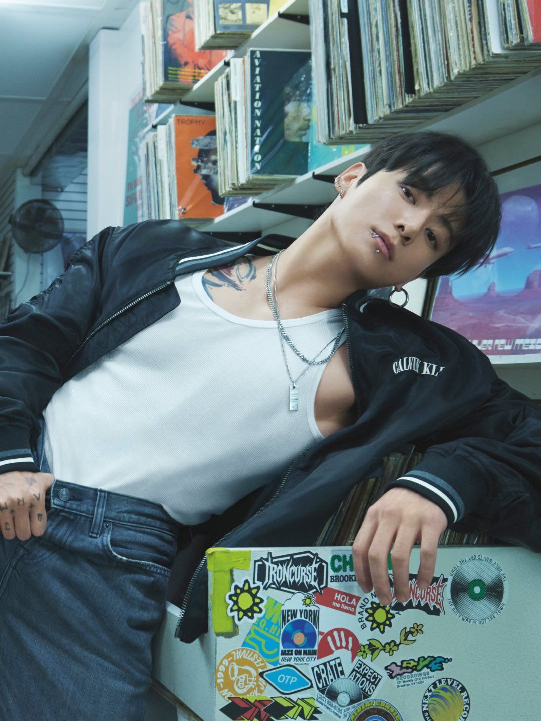 Jung Kook für Calvin Klein, minimalistisch, selbstbewusst und modern.
Entdecke die neuesten Calvin Klein Pieces jetzt bei Loeb.

#calvinklein #jungkook #loeb