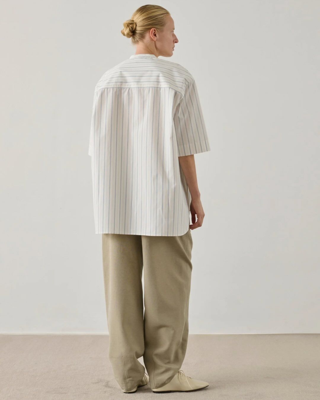 soeur🤍
Gegründet in Paris von zwei Schwestern, steht die Marke für zeitlose Silhouetten, hochwertige Materialien und eine ruhige, selbstbewusste Ästhetik.
Keine schnellen Trends, sondern Pieces, die bleiben.
Klare Schnitte, natürliche Farben und Looks, die sich mühelos in deinen Alltag einfügen, minimalistisch, aber mit Charakter.
Ob für den Alltag oder besondere Momente:
Soeur begleitet dich mit Leichtigkeit und Stil. @soeur_paris
Jetzt im Loeb entdecken ✨
#Soeur #loeb #fashion soeur🤍
Gegründet in Paris von zwei Schwestern, steht die Marke für zeitlose Silhouetten, hochwertige Materialien und eine ruhige, selbstbewusste Ästhetik.
Keine schnellen Trends, sondern Pieces, die bleiben.
Klare Schnitte, natürliche Farben und Looks, die sich mühelos in deinen Alltag einfügen, minimalistisch, aber mit Charakter.
Ob für den Alltag oder besondere Momente:
Soeur begleitet dich mit Leichtigkeit und Stil. @soeur_paris
Jetzt im Loeb entdecken ✨
#Soeur #loeb #fashion