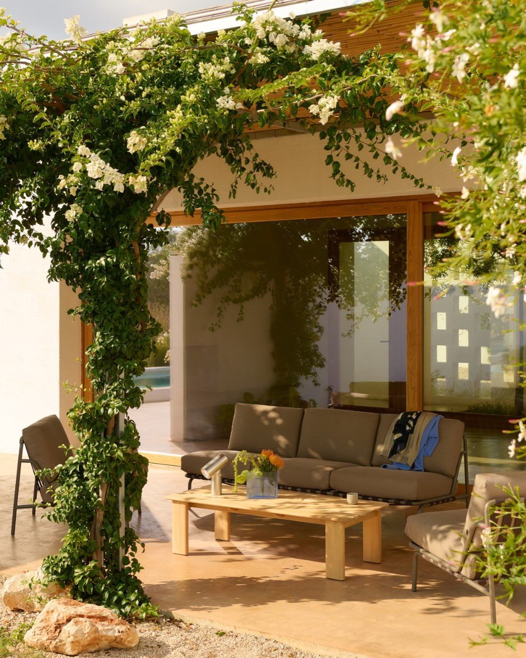 Mit maritimen Streifen und sorgfältig gewählten
Sommer Essentials wird die Terrasse zur
stilvollen Bühne für sonnige Stunden. Ein Look,
der Leichtigkeit und Ferienflair atmet. @anlikerhome #loebmagazin #loeb #home #interior #anlikerhome Mit maritimen Streifen und sorgfältig gewählten
Sommer Essentials wird die Terrasse zur
stilvollen Bühne für sonnige Stunden. Ein Look,
der Leichtigkeit und Ferienflair atmet. @anlikerhome #loebmagazin #loeb #home #interior #anlikerhome