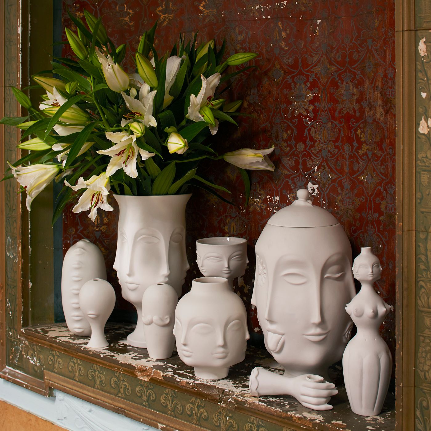 Arrangement von verschiedenen Jonathan Adler Vasen in weiss