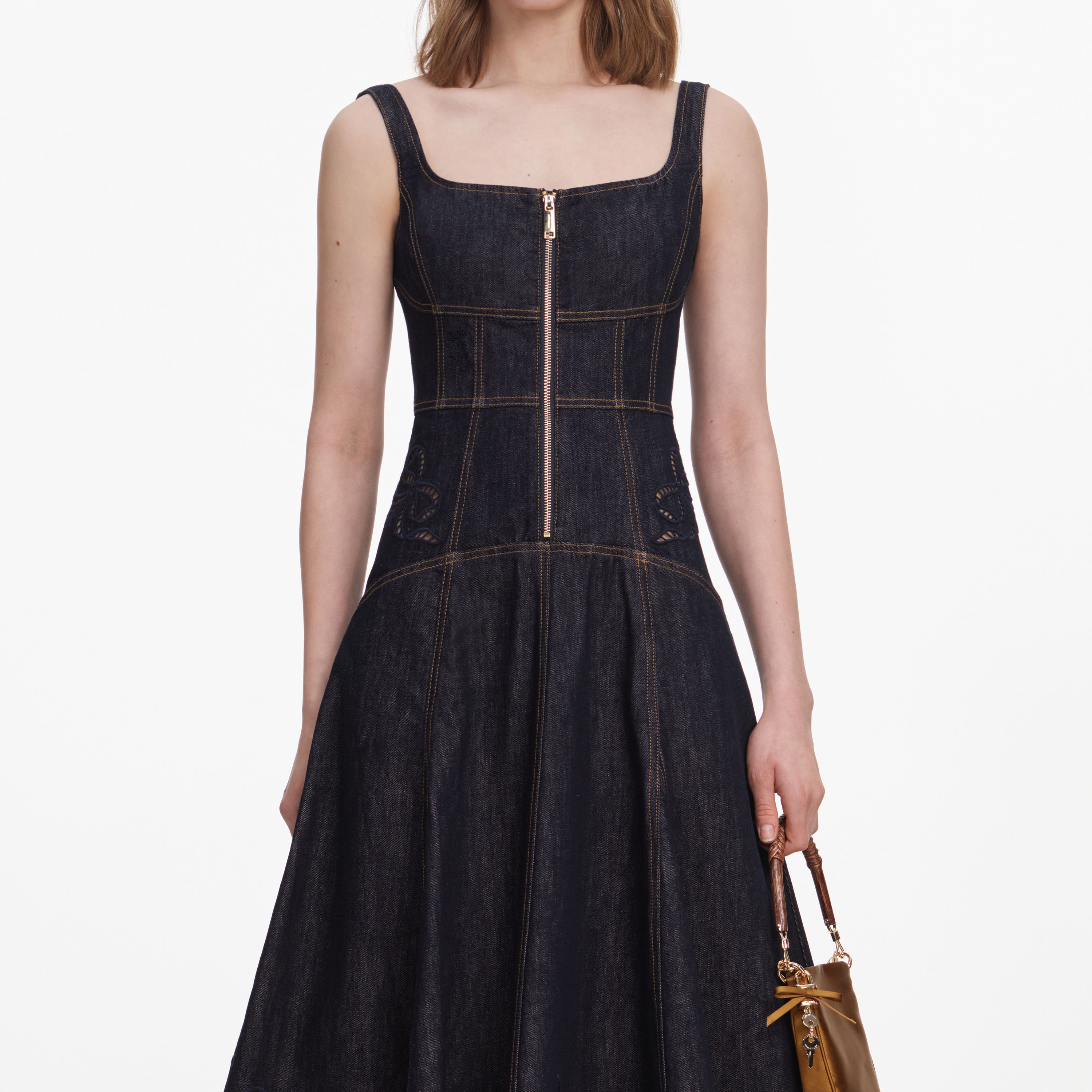 Bow Embroidered Kleid