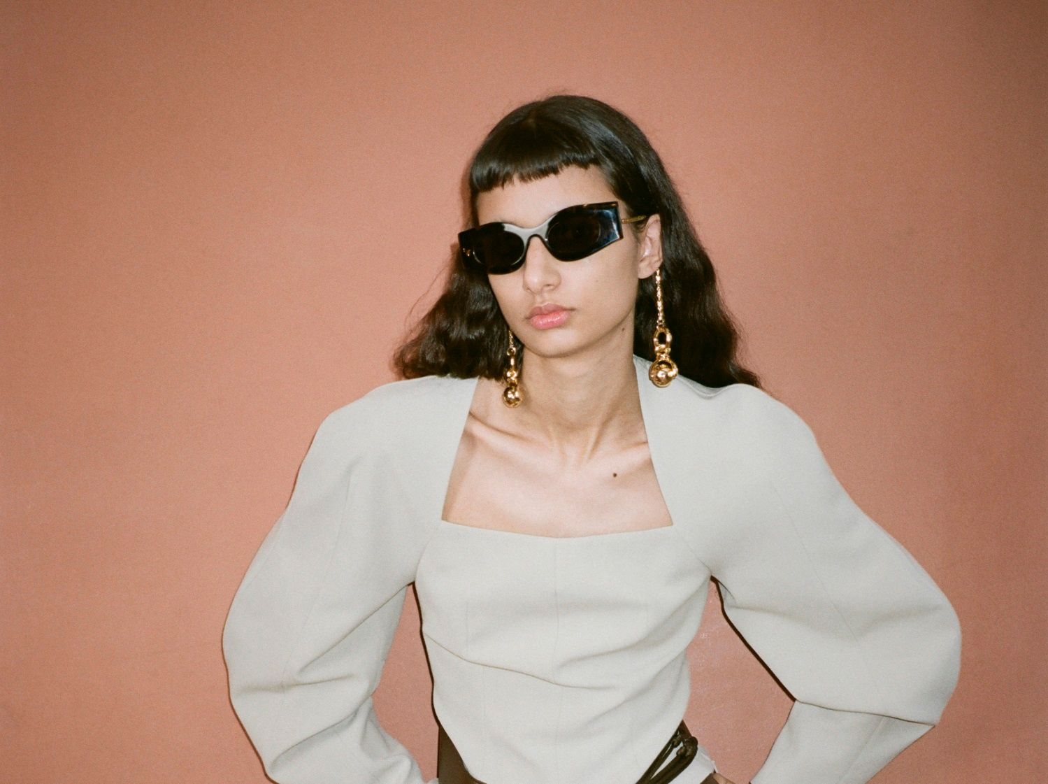 Model trägt Nanushka Sonnenbrille aus der Kollektion HW21
